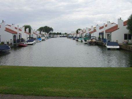 Roermond : Ferienpark Marina Oolderhuuske, Ferienhäuser direkt am Wasser ( Marinas )